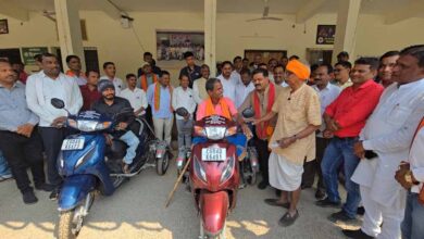 उपमुख्यमंत्री  विजय शर्मा की तत्परता से दो दिव्यांगों को मिली स्कूटी