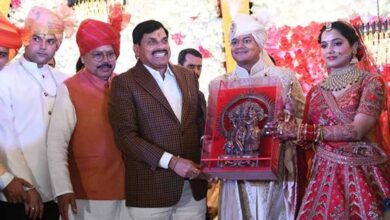 मुख्यमंत्री डॉ. यादव ऊर्जा मंत्री  तोमर के सुपुत्र रिपुदमन के विवाह समारोह में शामिल हुए वर-वधु को दिया आशीर्वाद