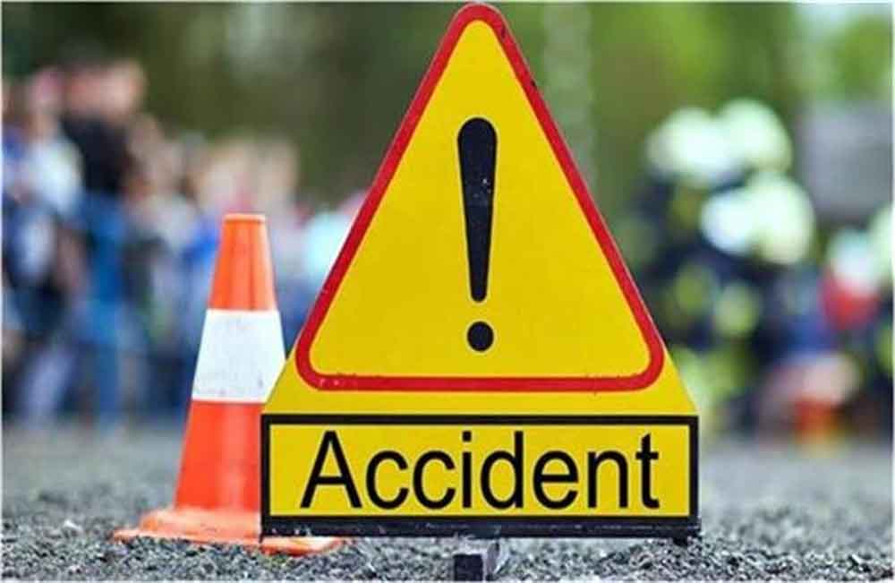 स्कूल बस को ओवरटेक करना पड़ा भारी, नहर में गिरी बाइक; मौके पर मचा हड़कंप