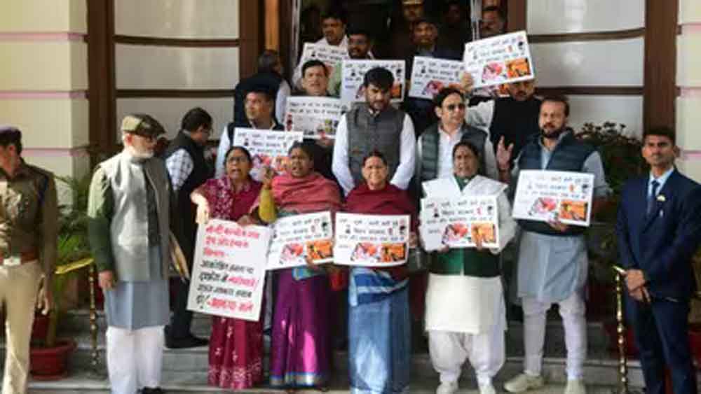 बजट सत्र में दरभंगा रेप-मर्डर पर हंगामा, राबड़ी देवी के नेतृत्व में महिला विधायकों का जोरदार प्रदर्शन