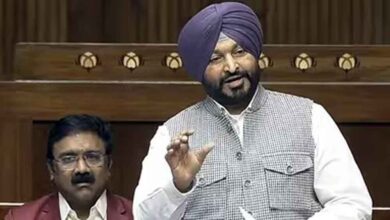 उस परिवार के वारिस से हाथ नहीं मिलाऊंगा— राहुल के ‘गद्दार’ वार पर रवनीत बिट्टू का पलटवार उस परिवार के वारिस से हाथ नहीं मिलाऊंगा— राहुल के ‘गद्दार’ वार पर रवनीत बिट्टू का पलटवार