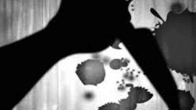 रोहिणी में टोपी बनी मौत की वजह! एक ने पकड़ा, दूसरे ने घोंपा चाकू—पोस्टमार्टम में खुला खौफनाक राज