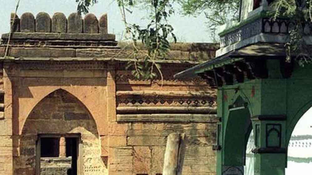 कमाल मौला मस्जिद विवाद: हिंदू प्रतीकों पर उठा सवाल, मुस्लिम पक्ष ने दी ये सफाई कमाल मौला मस्जिद विवाद: हिंदू प्रतीकों पर उठा सवाल, मुस्लिम पक्ष ने दी ये सफाई