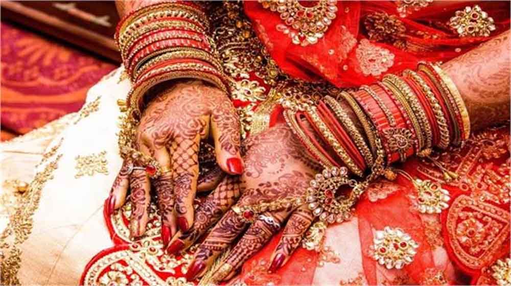 सुहागरात पर टूटी शादी! दुल्हन ने छोड़ा दूल्हा, मां ने जड़े थप्पड़, बोली– जबरन हुआ था निकाह सुहागरात पर टूटी शादी! दुल्हन ने छोड़ा दूल्हा, मां ने जड़े थप्पड़, बोली– जबरन हुआ था निकाह