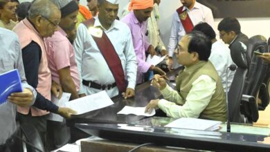 जनदर्शन में उमड़ी भीड़, कलेक्टर ने एक-एक कर सुनी समस्याएं