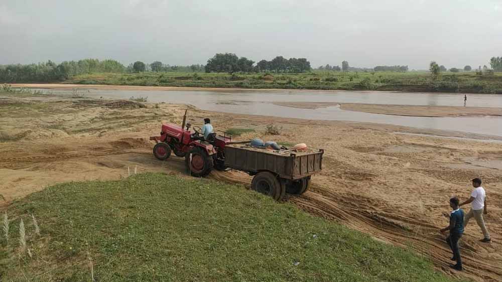धुम्मा गोडरी नदी में रेत का अवैध खनन, प्रशासन की भूमिका पर उठे सवाल धुम्मा गोडरी नदी में रेत का अवैध खनन, प्रशासन की भूमिका पर उठे सवाल