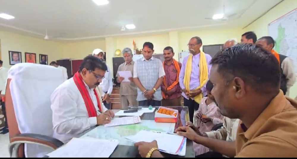 उपमुख्यमंत्री विजय शर्मा ने विधायक कार्यालय में आमजन से की मुलाकात