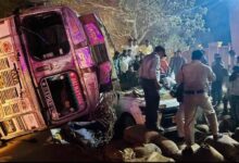 रायपुर में दर्दनाक हादसा: कार पर पलटा धान से भरा ट्रक, 1 की मौत, 4 की हालत गंभीर रायपुर में दर्दनाक हादसा: कार पर पलटा धान से भरा ट्रक, 1 की मौत, 4 की हालत गंभीर