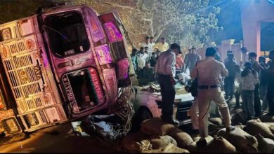 रायपुर में दर्दनाक हादसा: कार पर पलटा धान से भरा ट्रक, 1 की मौत, 4 की हालत गंभीर