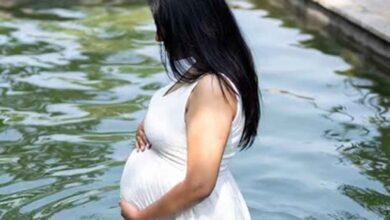 मैटरनिटी फोटोशूट बना मातम: पानी के पूल में गिरा मासूम, दर्दनाक मौत