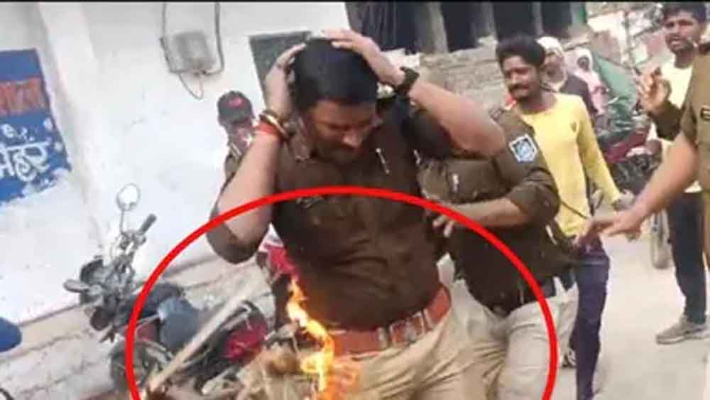 विजयवर्गीय के विरोध में कांग्रेस का प्रदर्शन बेकाबू, पुतले की जगह पुलिसकर्मी झुलसा