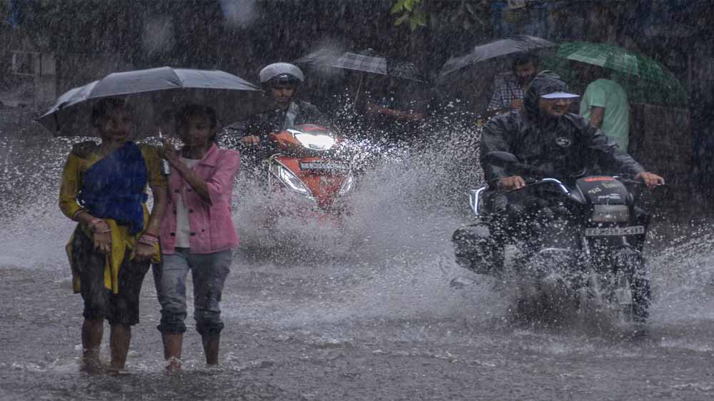 एमपी में बदलते मौसम से किसानों की बढ़ी चिंताएं, फरवरी में चौथी बार ओले और बारिश एमपी में बदलते मौसम से किसानों की बढ़ी चिंताएं, फरवरी में चौथी बार ओले और बारिश