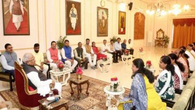 राज्यपाल पटेल से केरल राज्य के पार्षदगणों ने की मुलाकात राज्यपाल पटेल से केरल राज्य के पार्षदगणों ने की मुलाकात