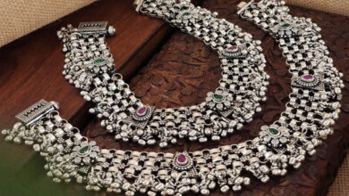 चांदी की कीमतें भारी गिरावट के साथ ₹1.84 लाख सस्ती, आज 8,000 रुपये फिसली – सोना भी गिरावट में