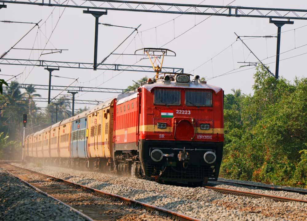 एमपी के इस शहर में पहली बार पहुंची रेल, भोपाल-रामगंज मंडी रेल लाइन पर राजगढ़ तक चली उम्मीदों की रेल