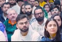 Virat Kohli-Anushka Sharma फिर पहुंचे Premanand Maharaj के दरबार, जमीन पर बैठकर सुना प्रवचन