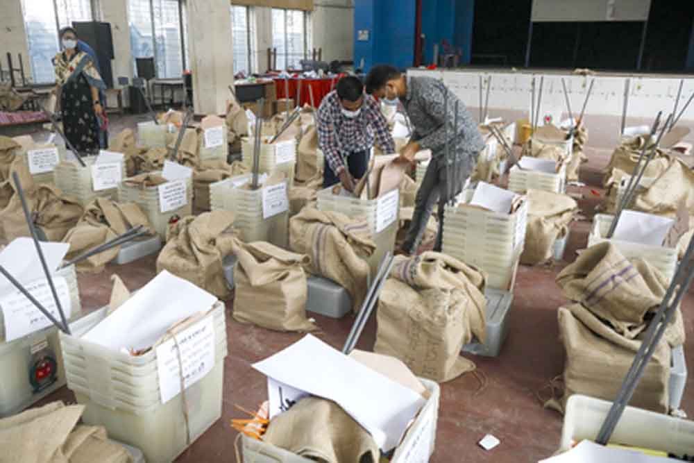 बांग्लादेश में वोटिंग खत्म, कई बूथों पर बवाल, महिला एजेंट्स से बदसलूकी के आरोप बांग्लादेश में वोटिंग खत्म, कई बूथों पर बवाल, महिला एजेंट्स से बदसलूकी के आरोप