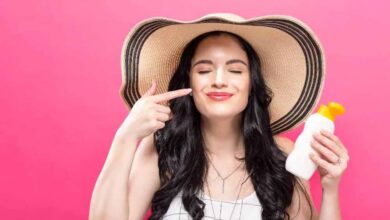 घर के अंदर भी जरूरी है सनस्क्रीन! इसे नजरअंदाज करना पड़ सकता है स्किन को भारी