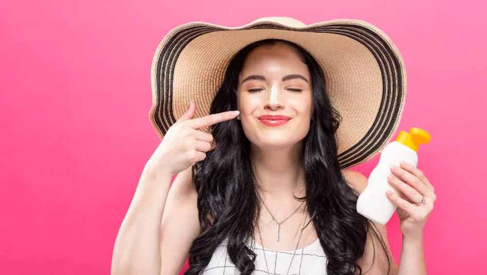 घर के अंदर भी जरूरी है सनस्क्रीन! इसे नजरअंदाज करना पड़ सकता है स्किन को भारी