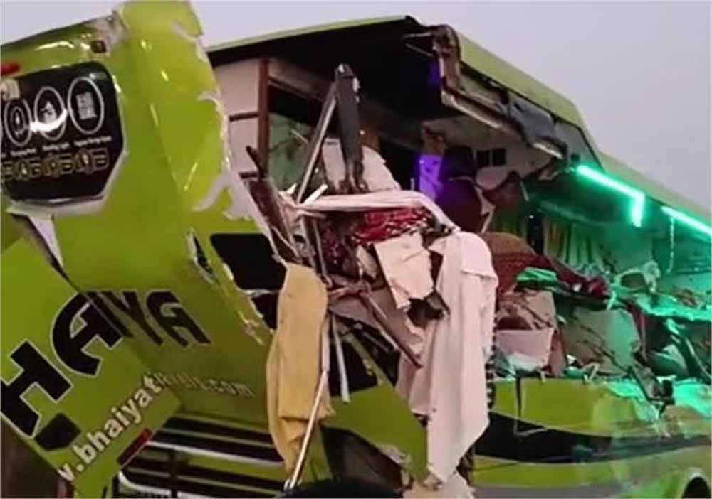 नेशनल हाइवे पर भीषण टक्कर: ट्रक-बस की आमने-सामने भिड़ंत, 3 की मौत से मचा कोहराम