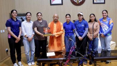 मुख्यमंत्री से मिली भारतीय महिला तीरंदाजी टीम मुख्यमंत्री से मिली भारतीय महिला तीरंदाजी टीम