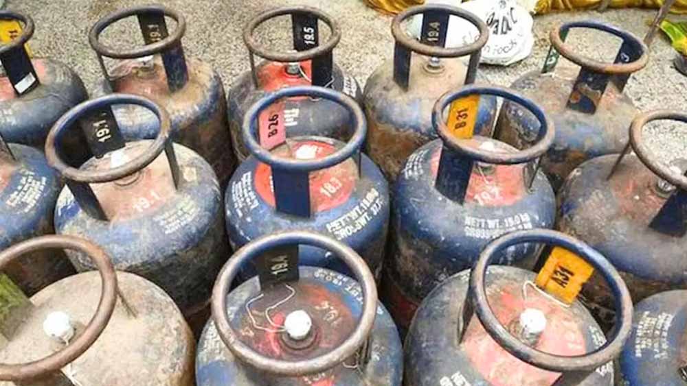 मुंबई में LPG गैस संकट गहराया: कमर्शियल सिलेंडर की सप्लाई ठप, डीलर्स ने दी चेतावनी मुंबई में LPG गैस संकट गहराया: कमर्शियल सिलेंडर की सप्लाई ठप, डीलर्स ने दी चेतावनी