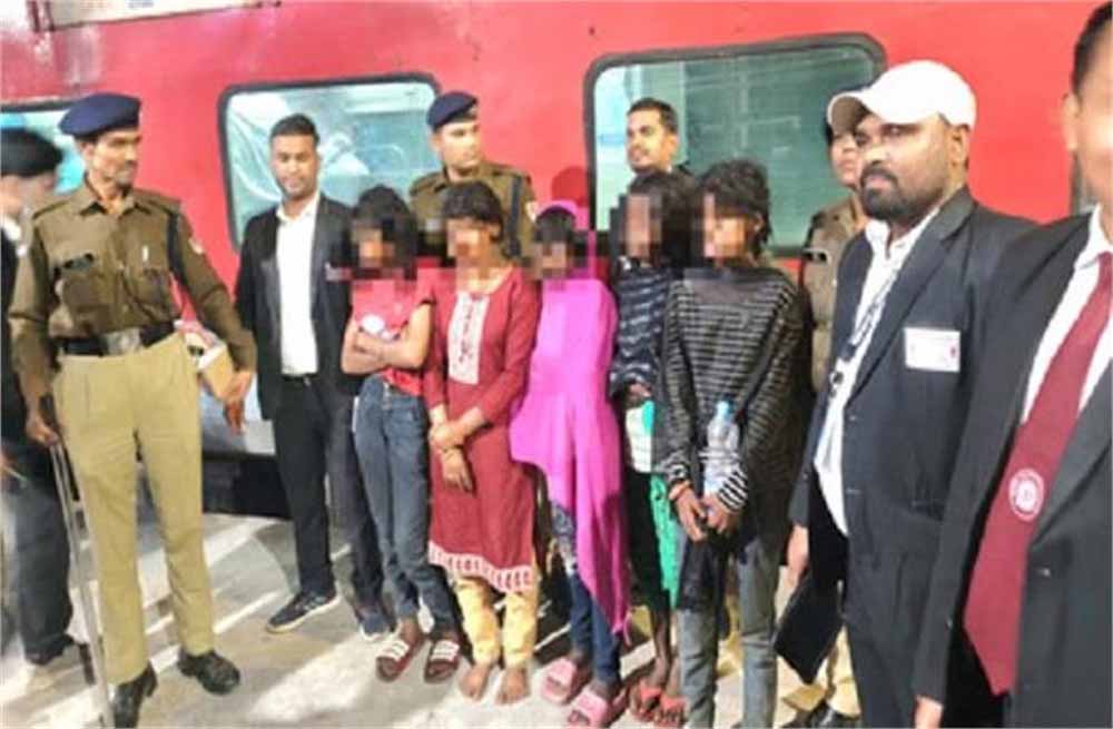 बिहार से लापता 5 नाबालिग लड़कियां लखनऊ में मिलीं, हालत ने बढ़ाई चिंता बिहार से लापता 5 नाबालिग लड़कियां लखनऊ में मिलीं, हालत ने बढ़ाई चिंता