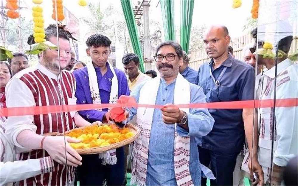 रांची में ‘जोहारग्राम-मेड इन झारखंड’ शोरूम का CM हेमंत सोरेन ने किया उद्घाटन, स्थानीय उत्पादों को मिलेगा बड़ा मंच रांची में ‘जोहारग्राम-मेड इन झारखंड’ शोरूम का CM हेमंत सोरेन ने किया उद्घाटन, स्थानीय उत्पादों को मिलेगा बड़ा मंच