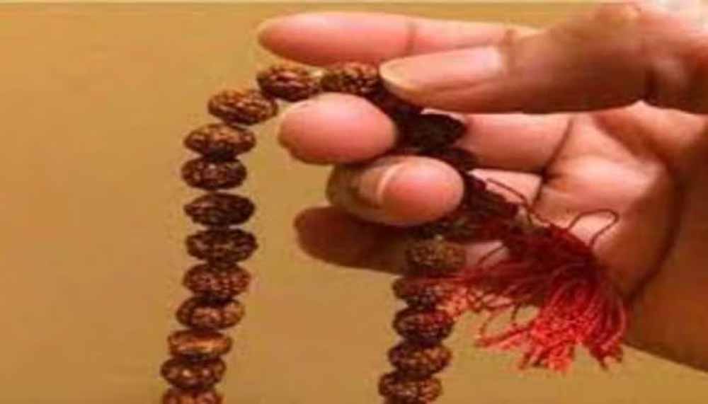 नेगेटिविटी को दूर भगाने वाले 5 शक्तिशाली हिंदू मंत्र, जो मन को रखें हमेशा शांत नेगेटिविटी को दूर भगाने वाले 5 शक्तिशाली हिंदू मंत्र, जो मन को रखें हमेशा शांत