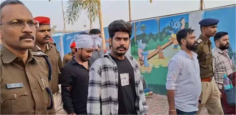 होली मिलन समारोह में ताबड़तोड़ फायरिंग से अफरा-तफरी, भोजपुरी सिंगर के शो में चली 100 गोलियाँ; तीन घायल होली मिलन समारोह में ताबड़तोड़ फायरिंग से अफरा-तफरी, भोजपुरी सिंगर के शो में चली 100 गोलियाँ; तीन घायल