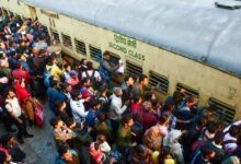 सीट कन्फर्म नहीं, बढ़ी बेबसी! रेलवे स्टेशन पर यात्रियों का सैलाब, जनरल डिब्बों की ओर मची भगदड़