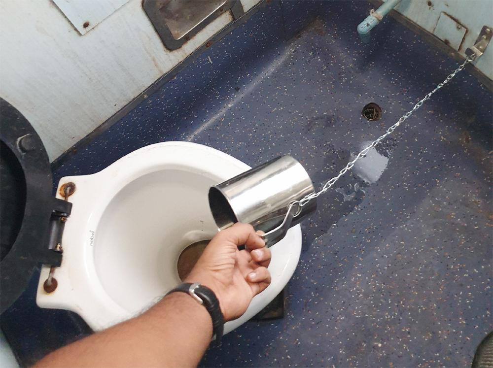 ट्रेन के टॉयलेट से हटेंगे चेन वाले मग, रेलवे ने लिया बड़ा फैसला