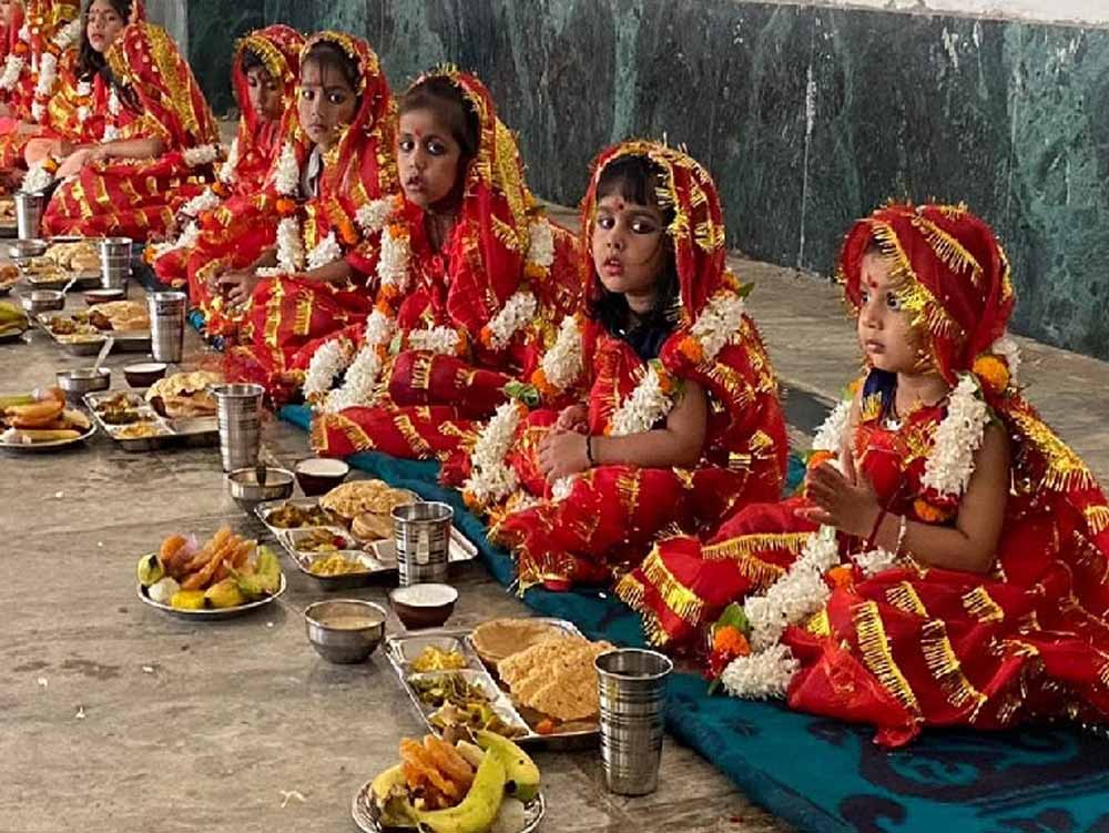 कन्या पूजन में क्या दें दान? माता रानी को प्रसन्न करने वाली शुभ चीजों की पूरी लिस्ट