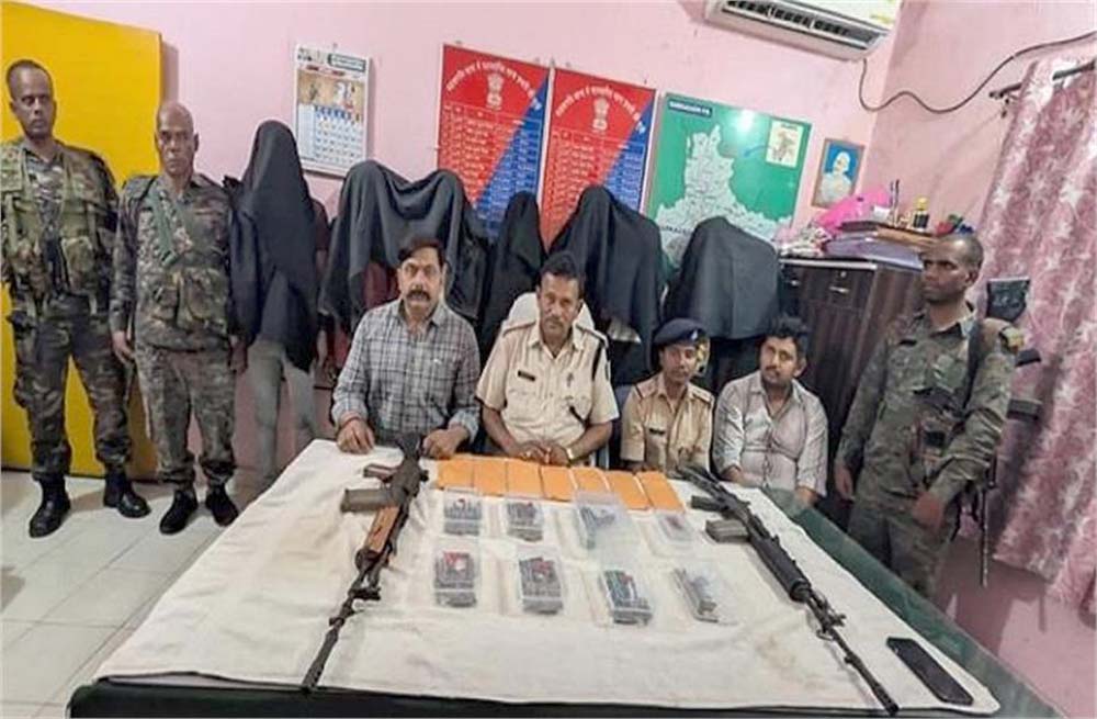 जोनल कमांडर के इशारे पर चल रहा था नक्सली नेटवर्क, टीएसपीसी के 8 सदस्य गिरफ्तार जोनल कमांडर के इशारे पर चल रहा था नक्सली नेटवर्क, टीएसपीसी के 8 सदस्य गिरफ्तार