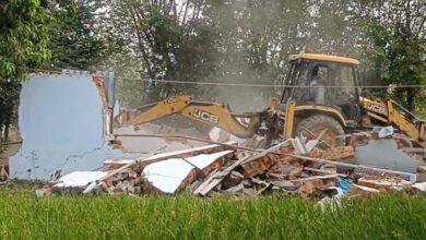 मेडिकल कॉलेज की जमीन पर अवैध कब्जा हटाने कार्रवाई, 37 घरों पर चला बुलडोजर, पथराव से बढ़ा तनाव