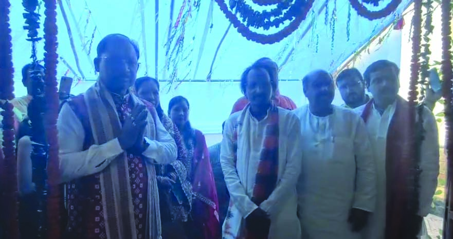 नुआपाड़ा में मुख्यमंत्री विष्णुदेव साय ने किए वैष्णो देवी मंदिर के दर्शन, परिवार संग दिखे