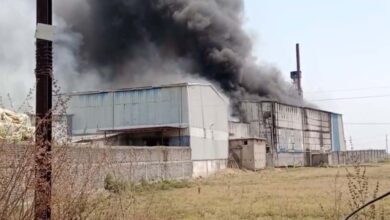 राइस मिल में लगी भीषण आग, काबू पाने में जुटी फायर ब्रिगेड और स्थानीय लोग