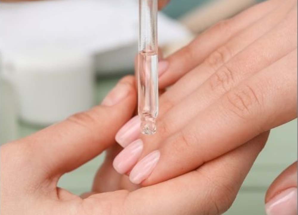 महंगे ट्रीटमेंट भूल जाइए! क्यूटिकल ऑयल की बूंदों से पाएं चमकदार नाखून