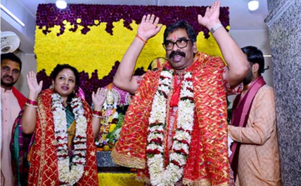 तपोवन मंदिर में सीएम हेमन्त सोरेन ने पत्नी संग की पूजा, राज्य की समृद्धि की कामना