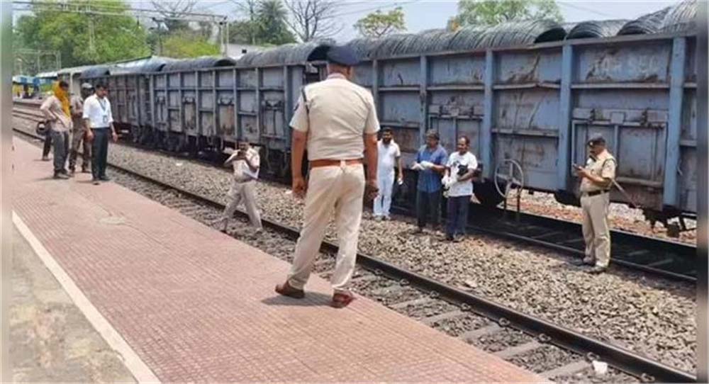 ड्यूटी के दौरान ट्रेन मैनेजर की मौत, गोमो स्टेशन पर गिरे; ओवरटाइम पर सवाल
