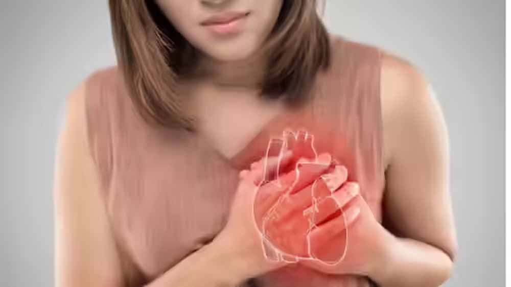 महिलाओं में हार्ट अटैक के लक्षण पुरुषों से क्यों होते हैं अलग? जानिए और रहें सतर्क महिलाओं में हार्ट अटैक के लक्षण पुरुषों से क्यों होते हैं अलग? जानिए और रहें सतर्क