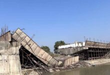 घोघरी नदी पर निर्माणाधीन पुल गिरा, लापरवाही पर तीन इंजीनियर सस्पेंड