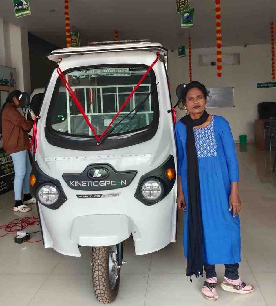 दिव्यांगता भी नहीं रोक सकी सायरा बनो का हौसला, ई-रिक्शा चलाकर बनीं आत्मनिर्भरता की मिसाल