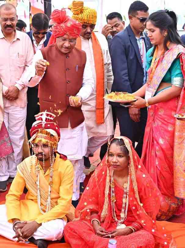 गोल्डन बुक ऑफ वर्ल्ड रिकॉर्ड में दर्ज हुआ छत्तीसगढ़ का एक ही दिन में 6412 जोड़ो का सामूहिक विवाह गोल्डन बुक ऑफ वर्ल्ड रिकॉर्ड में दर्ज हुआ छत्तीसगढ़ का एक ही दिन में 6412 जोड़ो का सामूहिक विवाह