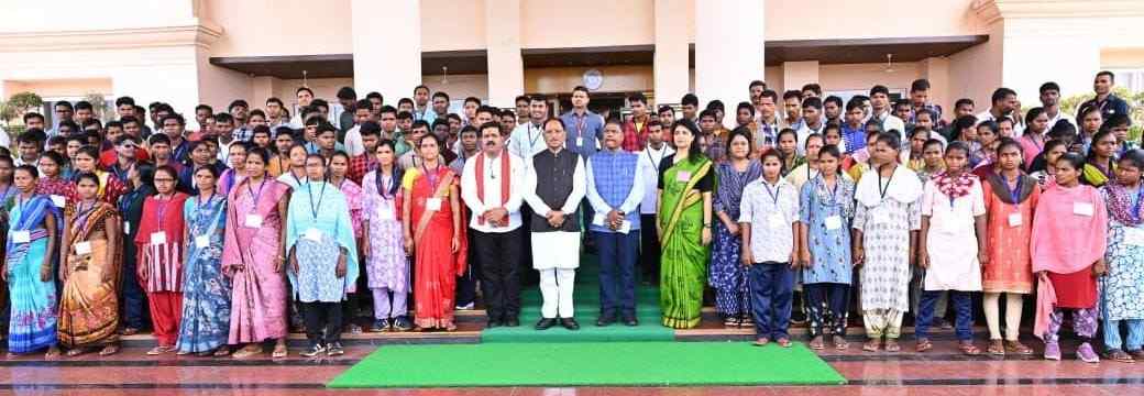 मुख्यधारा की ओर लौटता विश्वास: 140 आत्मसमर्पित नक्सलियों ने मुख्यमंत्री से की मुलाकात