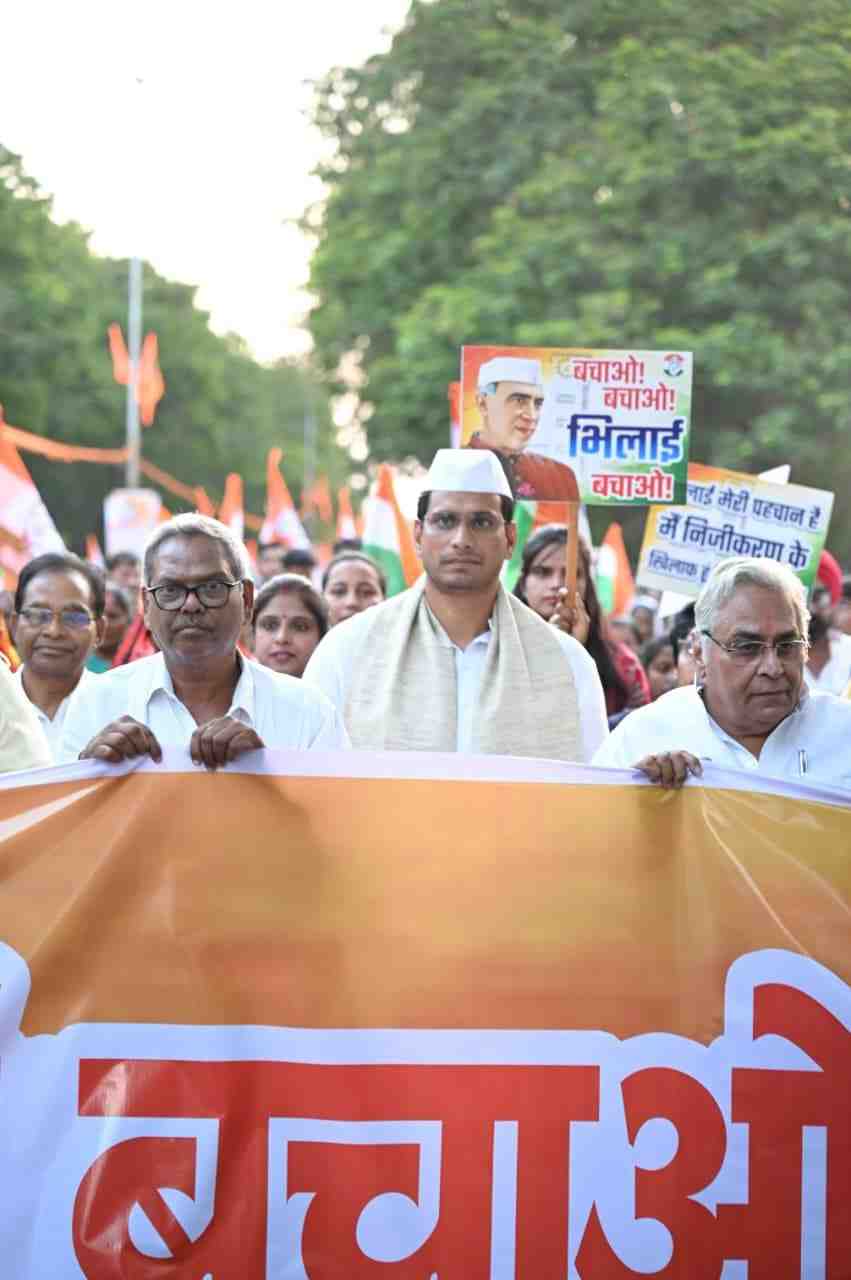 भिलाई बचाओ आंदोलन के दूसरे चरण में सैकडों परिवार उतरे सड़क पर भिलाई बचाओ आंदोलन के दूसरे चरण में सैकडों परिवार उतरे सड़क पर