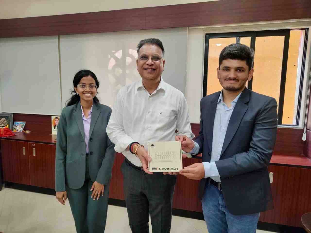 समाज कल्याण सचिव भुवनेश यादव से मिले युवा इनोवेटर रवि किरण; दिव्यांगजनों के सशक्तिकरण के लिए पेश की ‘Navinaut’ और ‘SignX’ तकनीक