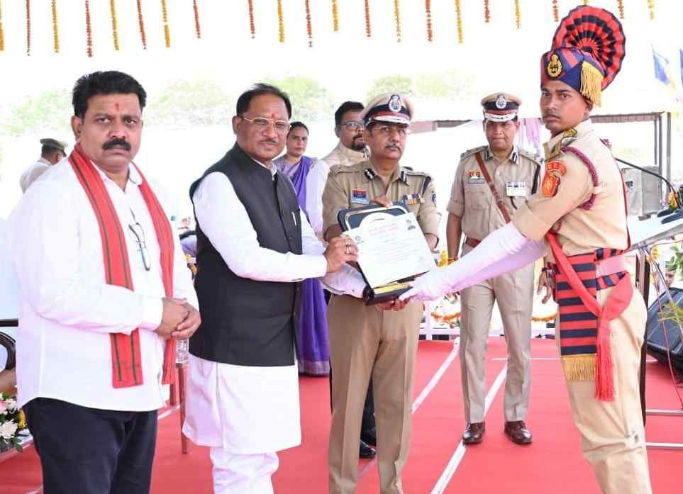 जनता का विश्वास बनाए रखना पुलिस की सबसे बड़ी जिम्मेदारी है – मुख्यमंत्री विष्णु देव साय जनता का विश्वास बनाए रखना पुलिस की सबसे बड़ी जिम्मेदारी है – मुख्यमंत्री विष्णु देव साय