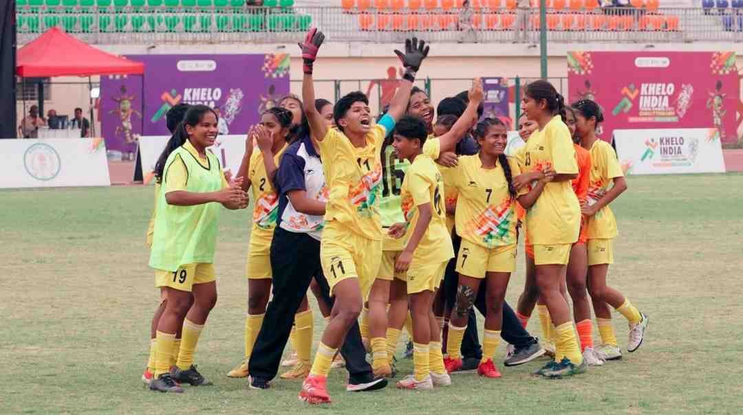 केआईटीजी 2026: मिडफील्ड की कमान से लेकर गोलकीपिंग के कमाल तक,कप्तान किरण ने छत्तीसगढ़ को फुटबॉल फाइनल में पहुंचाया केआईटीजी 2026: मिडफील्ड की कमान से लेकर गोलकीपिंग के कमाल तक,कप्तान किरण ने छत्तीसगढ़ को फुटबॉल फाइनल में पहुंचाया