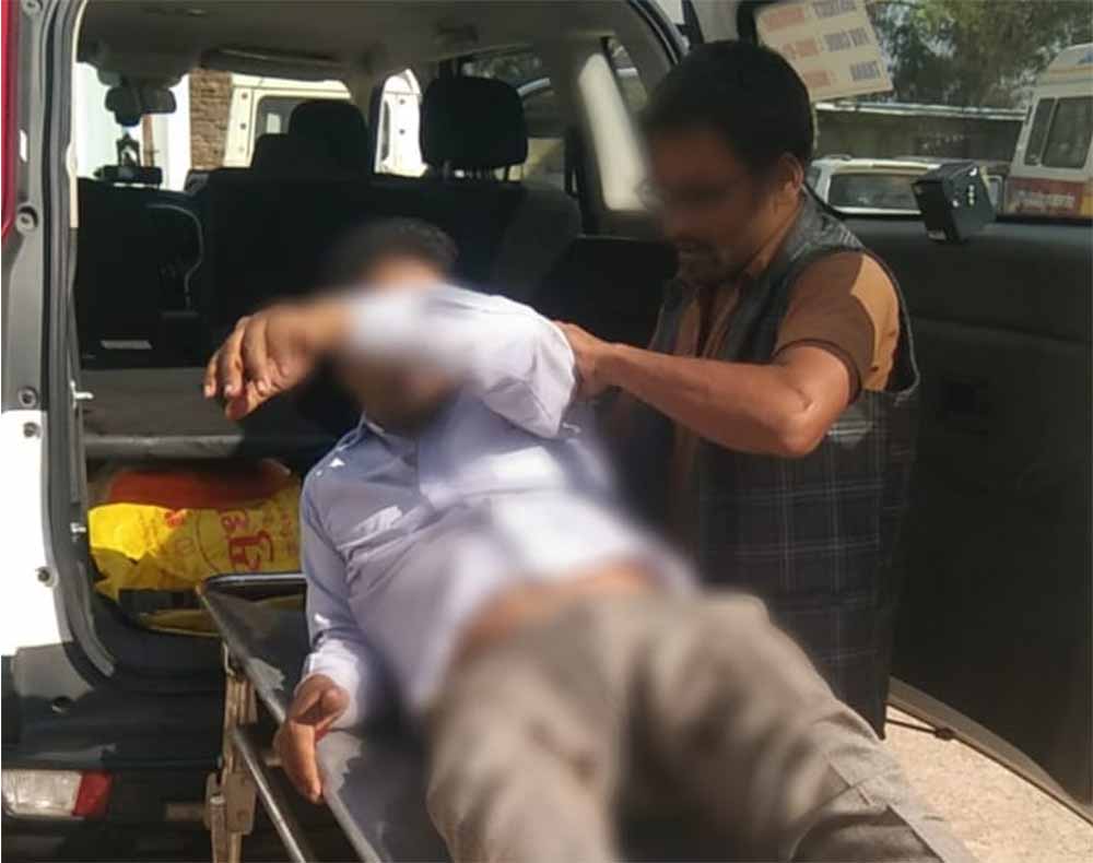 त्वरित कार्रवाई से बचीं दो घायलों की ज़िंदगियाँ, सड़क दुर्घटना में गंभीर घायलों को समय पर पहुँचाया अस्पताल त्वरित कार्रवाई से बचीं दो घायलों की ज़िंदगियाँ, सड़क दुर्घटना में गंभीर घायलों को समय पर पहुँचाया अस्पताल